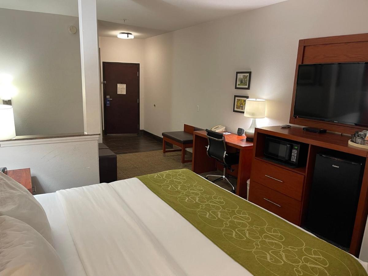 Comfort Suites Lake Charles Bagian luar foto