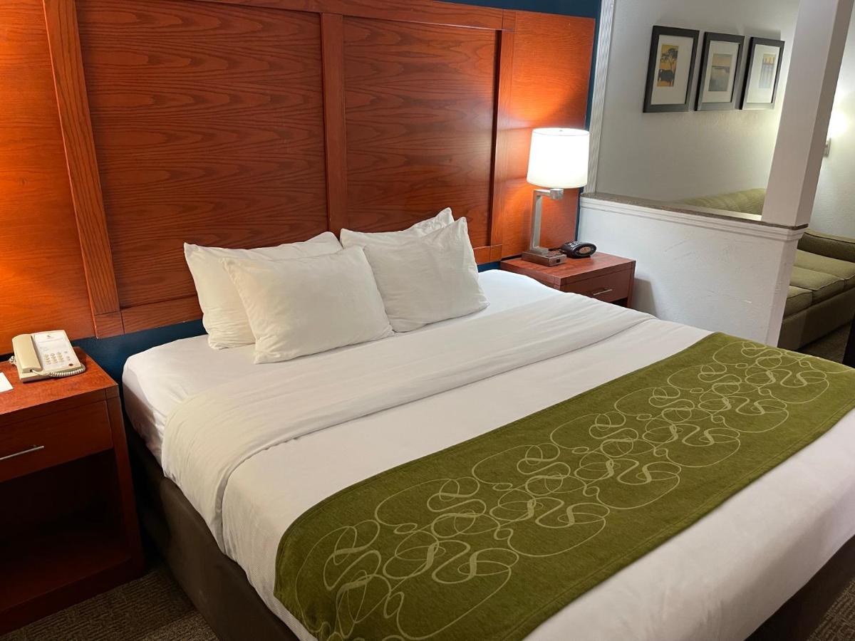 Comfort Suites Lake Charles Bagian luar foto