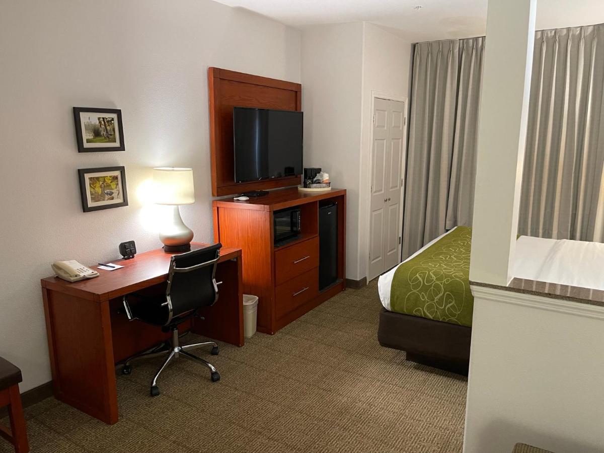 Comfort Suites Lake Charles Bagian luar foto