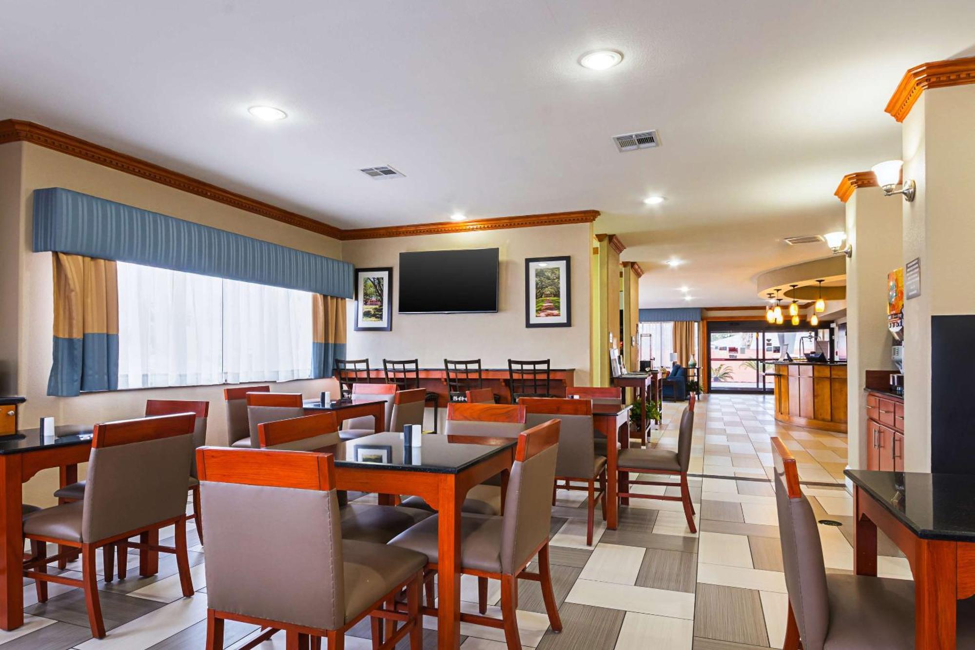 Comfort Suites Lake Charles Bagian luar foto