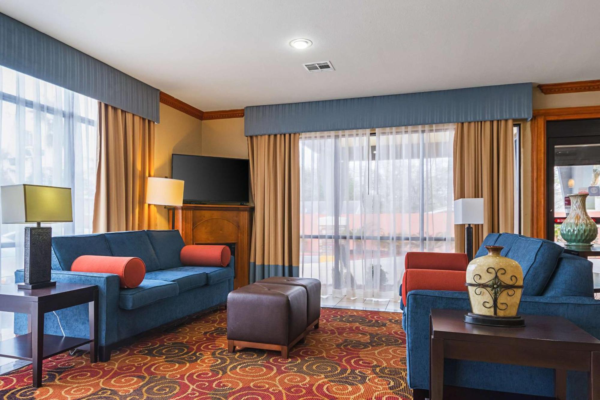 Comfort Suites Lake Charles Bagian luar foto